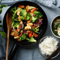 Wok z warzywami i tofu, miseczka ryżu i zupy.