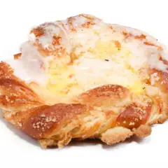 Słodka drożdżówka z serem i lukrem na białym tle.