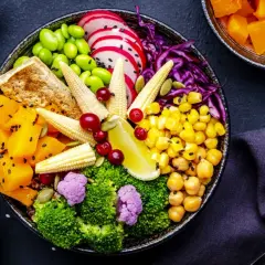 Kolorowa sałatka poke bowl z warzywami, tofu i ziarnami.