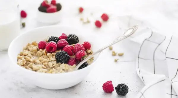 Czy granola jest dietetyczna? Odkryj prawdę o jej kaloriach i składzie