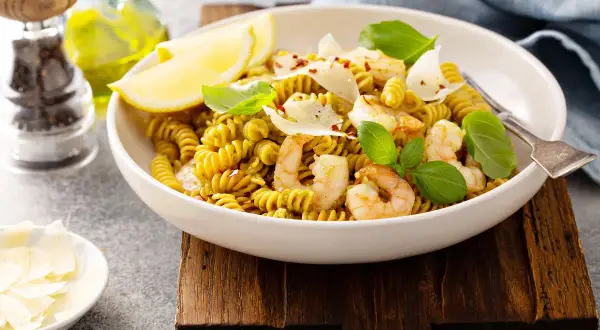 Makaron z ciecierzycy z krewetkami, cytryną i parmezanem.
