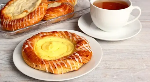 Ile kalorii ma drożdżówka z serem? Zaskakujące wartości odżywcze