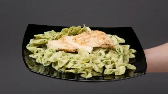 Ile kalorii ma makaron z pesto? Sprawdź, co wpływa na kaloryczność