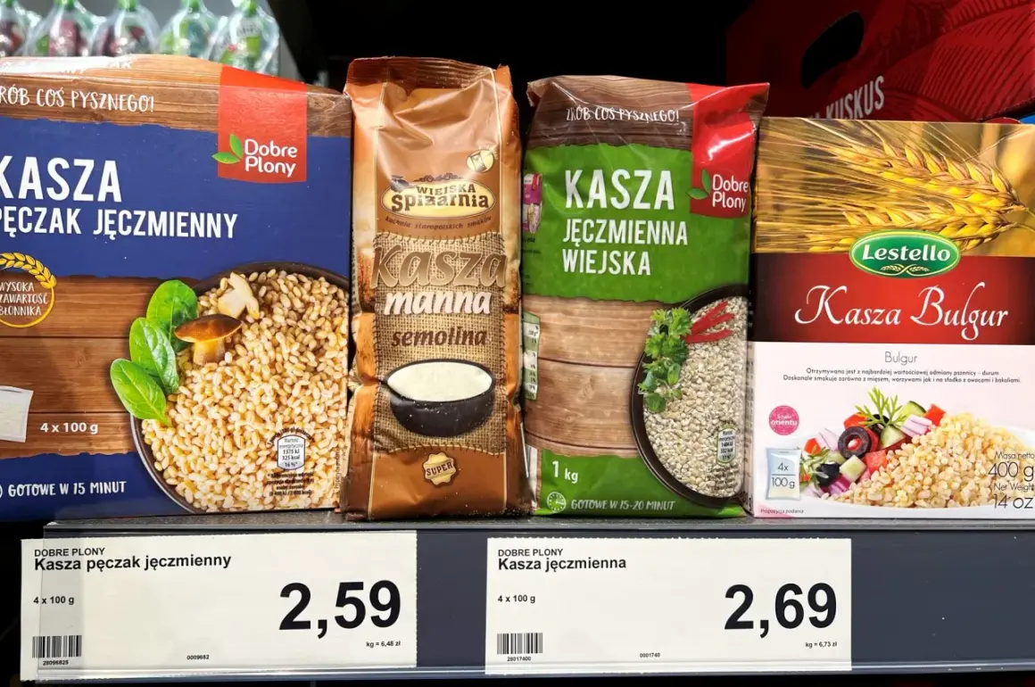 Cztery opakowania kaszy jęczmiennej i kaszy bulgur na półce sklepowej.