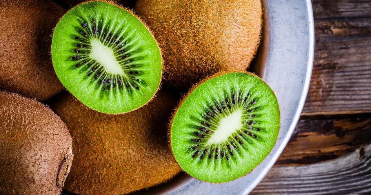 Kiwi: Na co pomaga? Właściwości, witaminy i korzyści zdrowotne