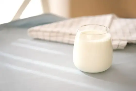 Ile kalorii ma kubek mleka? Sprawdź porównanie rodzajów