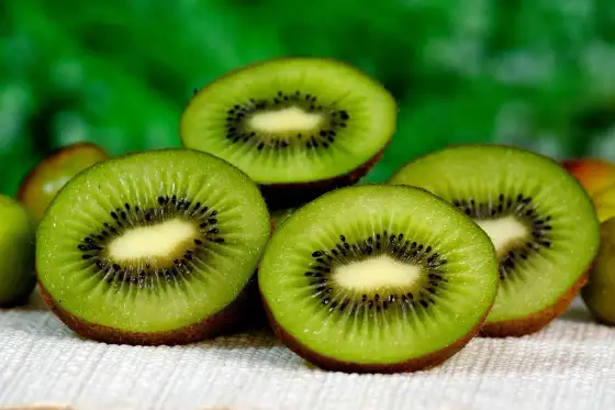 Kiwi: skutki uboczne, alergie i kto powinien uważać?